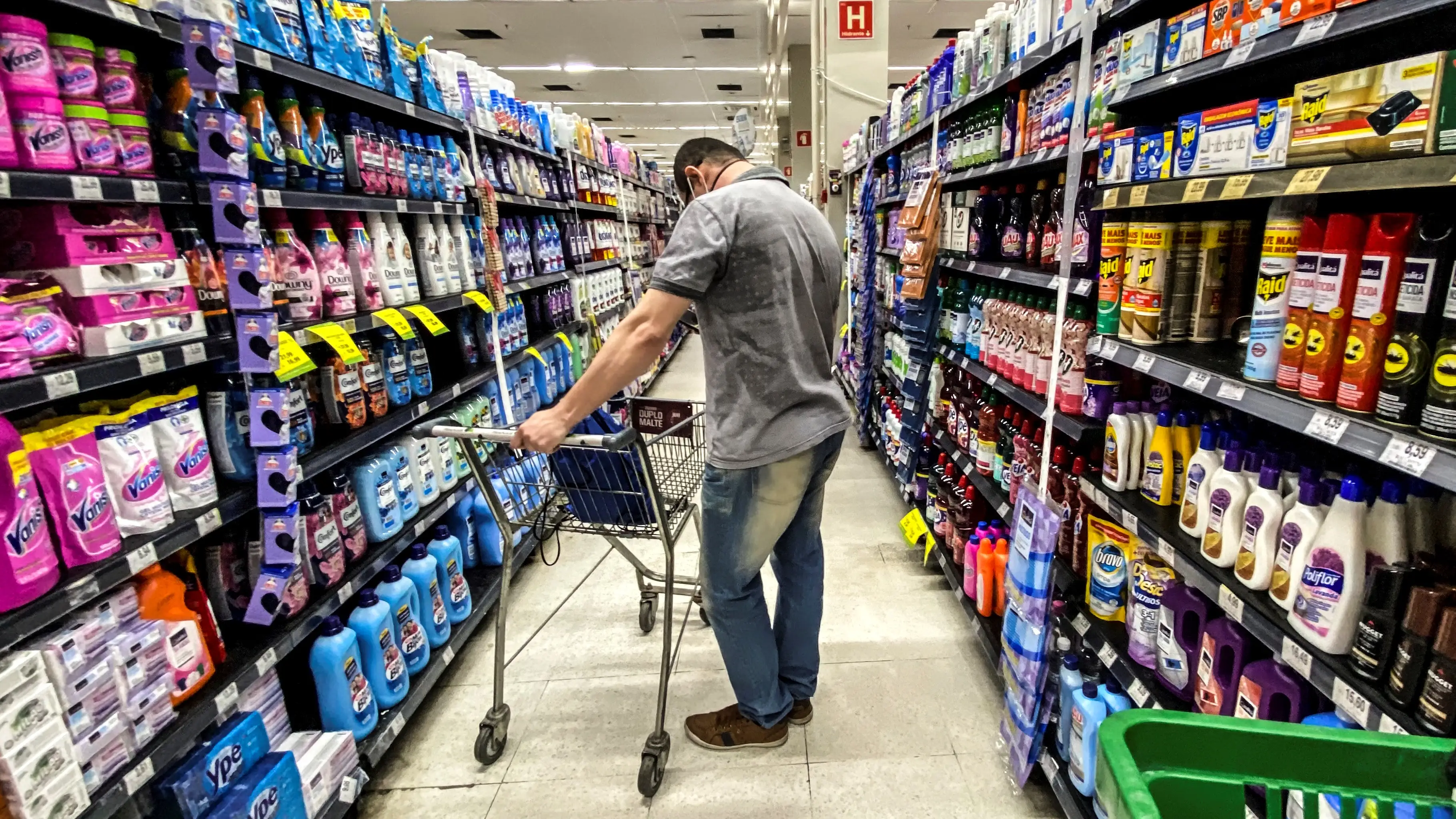 Un hombre busca productos en un supermercado