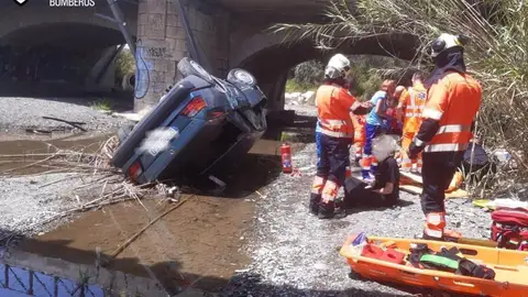 Vehículo volcado en Estepona Vehículo volcado en Estepona