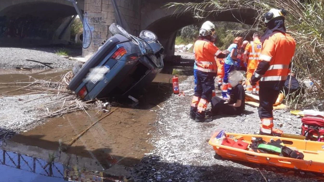 Veh&iacute;culo volcado en Estepona