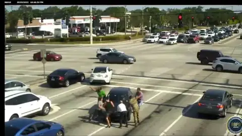 El momento en que la colaboración ciudadana evita el accidente de un 'coche a la deriva' cuya conductora había colapsado El momento en que la colaboración ciudadana evita el accidente de un 'coche a la deriva' cuya conductora había colapsado