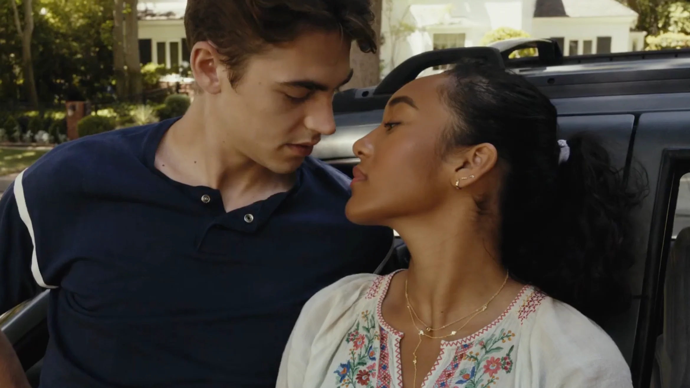 Hero Fiennes y Sydney Park en 'First Love' Hero Fiennes y Sydney Park en 'First Love'