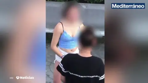 El vídeo viral en el que una menor agrede a otra en un macabro juego: "Se le ha caído un diente" El vídeo viral en el que una menor agrede a otra en un macabro juego: "Se le ha caído un diente"