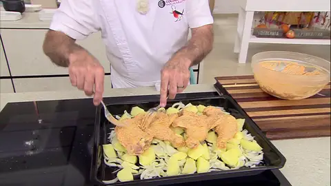 Coloca los muslos de pollo encima Coloca los muslos de pollo encima