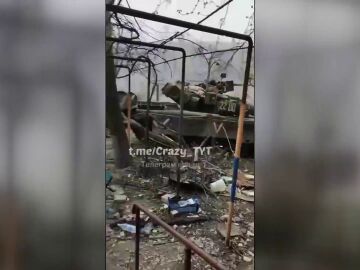 Los soldados chechenos se divierten destrozando Mariúpol