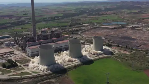 Endesa vuela simultáneamente las tres torres de refrigeración de la central térmica de Andorra Endesa vuela simultáneamente las tres torres de refrigeración de la central térmica de Andorra