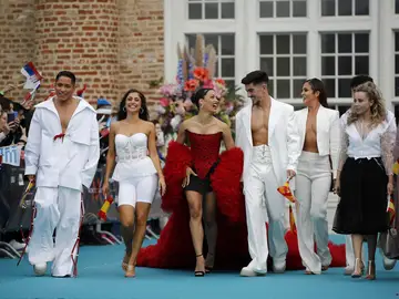 La representante española en Eurovisión 2022, Chanel, junto a su equipo. La representante española en Eurovisión 2022, Chanel, junto a su equipo.