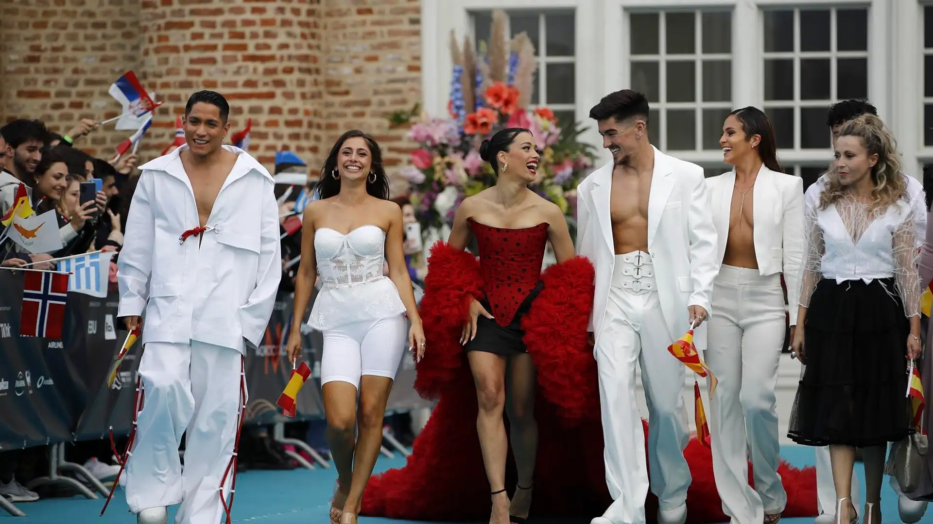 La representante española en Eurovisión 2022, Chanel, junto a su equipo. La representante española en Eurovisión 2022, Chanel, junto a su equipo.