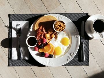 Bandeja con un desayuno saludable.