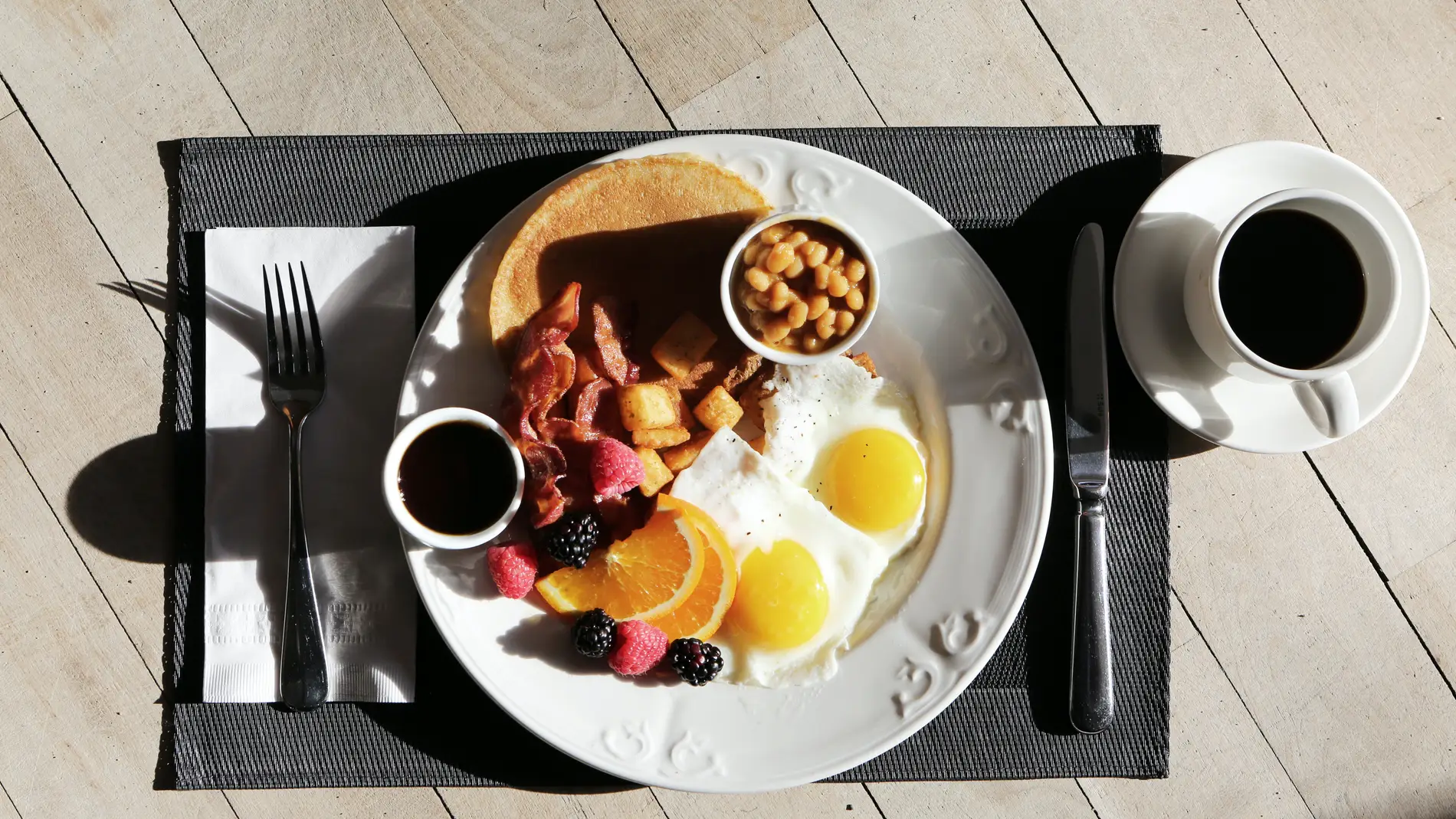 Bandeja con un desayuno saludable.