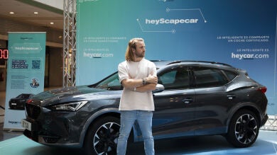 Dani Clos resuelve el primer 'escape room' de España dentro de un coche retado por heycar