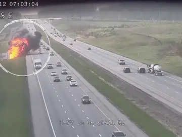  Impresionante explosión tras un accidente de tráfico en una carretera de Ohio