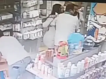 Una mujer da a luz en una farmacia Una mujer da a luz en una farmacia