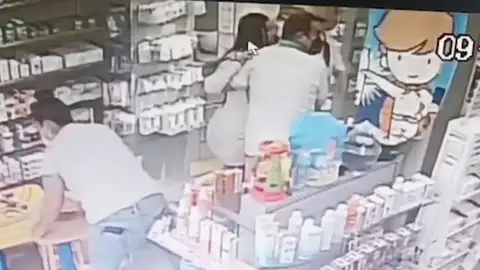 Una mujer da a luz en una farmacia Una mujer da a luz en una farmacia