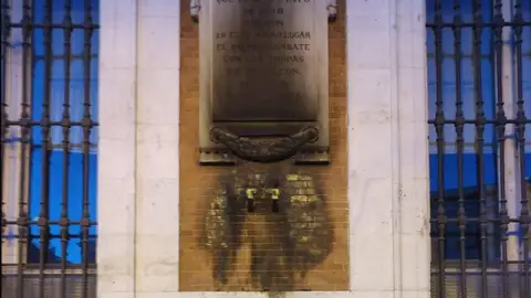 Queman la corona y la placa a los héroes del 2 de Mayo de la Real Casa de Correos Queman la corona y la placa a los héroes del 2 de Mayo de la Real Casa de Correos