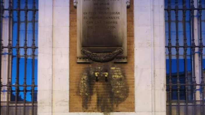 Queman la corona y la placa a los héroes del 2 de Mayo de la Real Casa de Correos Queman la corona y la placa a los héroes del 2 de Mayo de la Real Casa de Correos