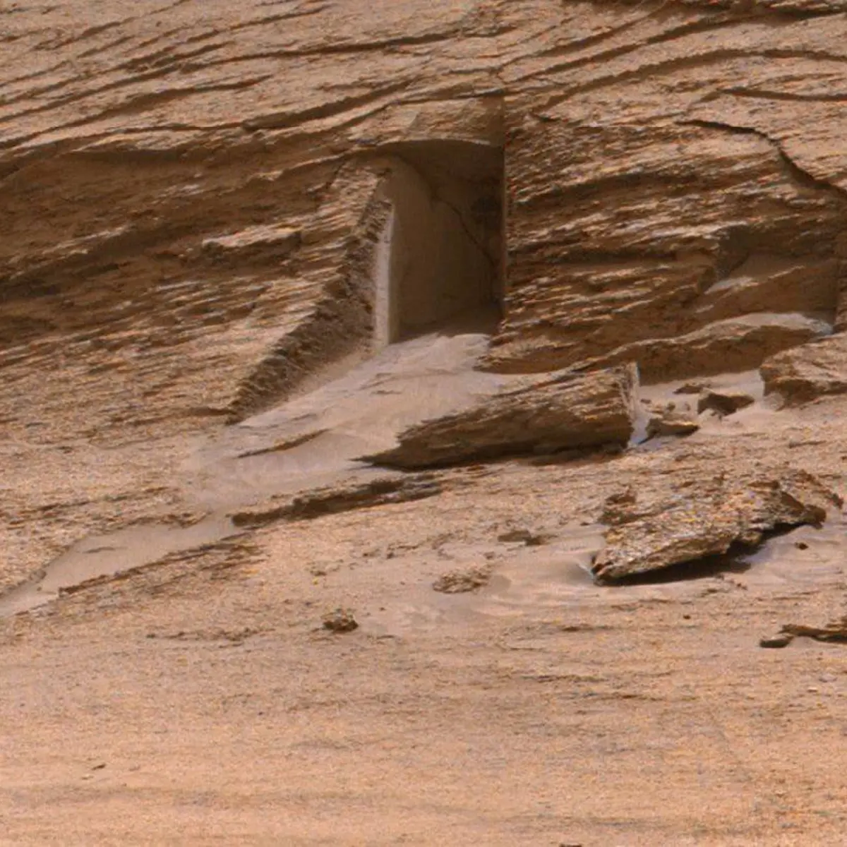 La viral imagen de una 'puerta' en Marte captada por la NASA que desata todo tipo de teorías en las redes