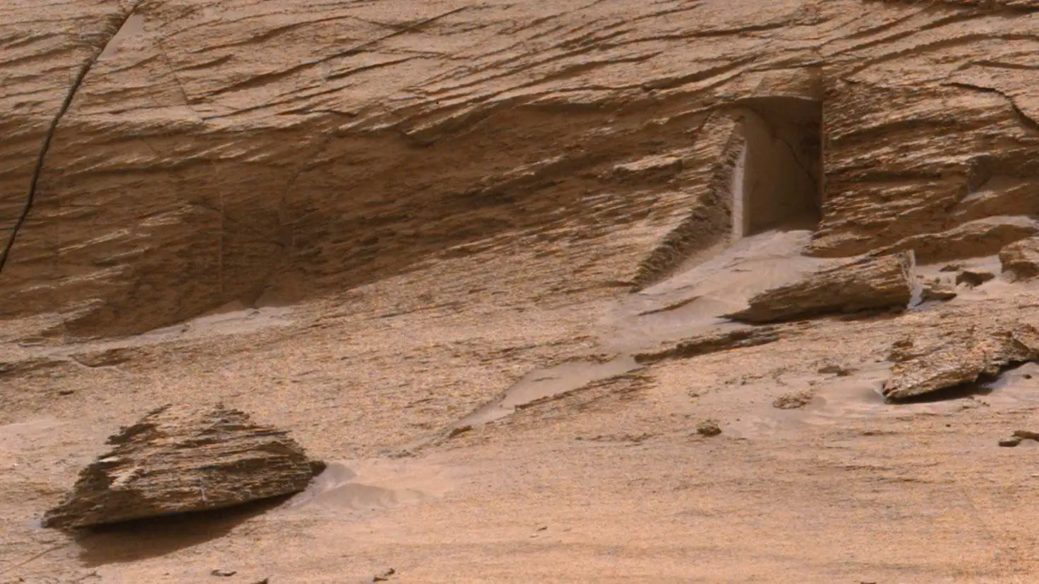 La viral imagen de una ‘puerta’ en Marte captada por la NASA que desata todo tipo de teorías en las redes La viral imagen de una ‘puerta’ en Marte captada por la NASA que desata todo tipo de teorías en las redes