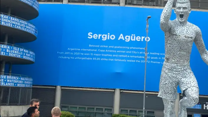 El City le dedica una estatua al Kun Agüero en el Etihad y Kroos se 'mofa': "¿Seguro? El City le dedica una estatua al Kun Agüero en el Etihad y Kroos se 'mofa': "¿Seguro?