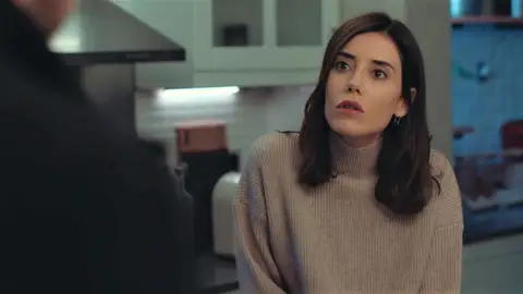 Asya le dice a Volkan que ella también tiene derecho a volver a enamorarse: “Aras me gusta mucho” Asya no puede más. Está harta de Volkan.