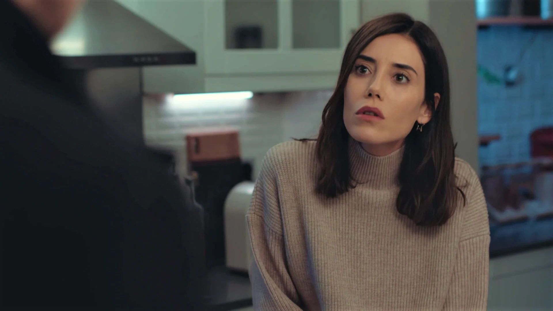Asya le dice a Volkan que ella también tiene derecho a volver a enamorarse: “Aras me gusta mucho” Asya no puede más. Está harta de Volkan.