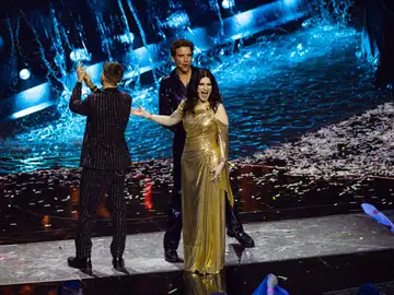 Alessandro Cattelan, Laura Pausini y Mika presentando Eurovisión 2022 Alessandro Cattelan, Laura Pausini y Mika presentando Eurovisión 2022