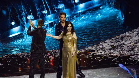 Alessandro Cattelan, Laura Pausini y Mika presentando Eurovisión 2022 Alessandro Cattelan, Laura Pausini y Mika presentando Eurovisión 2022