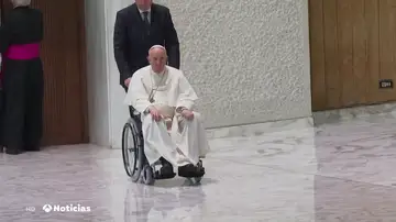 El papa Francisco explica la dolencia que no le permite caminar