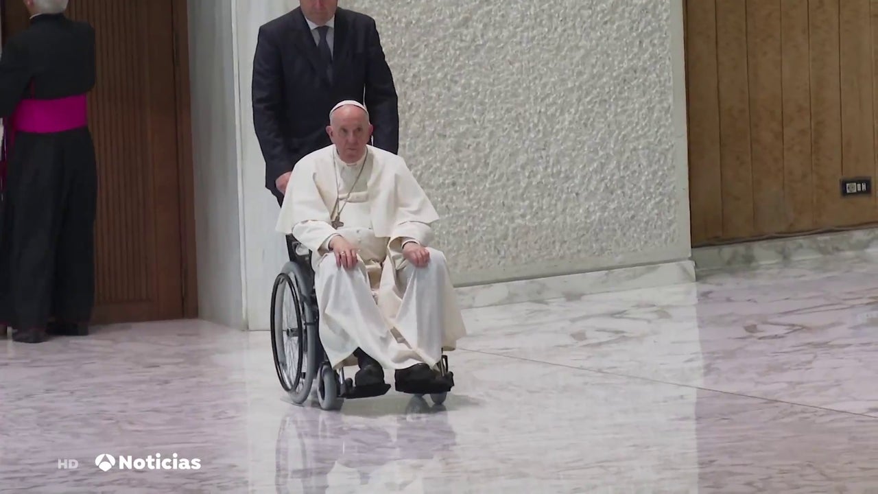 Papa Francesco descrive una malattia che lo ha lasciato incapace di camminare