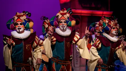 La comparsa “¡Oh capitán, my capitán!”, durante su actuación en el Gran Teatro Falla en la final del Concurso Oficial de Agrupaciones Carnavalescas de Cádiz (COAC), La comparsa “¡Oh capitán, my capitán!”, durante su actuación en el Gran Teatro Falla en la final del Concurso Oficial de Agrupaciones Carnavalescas de Cádiz (COAC),