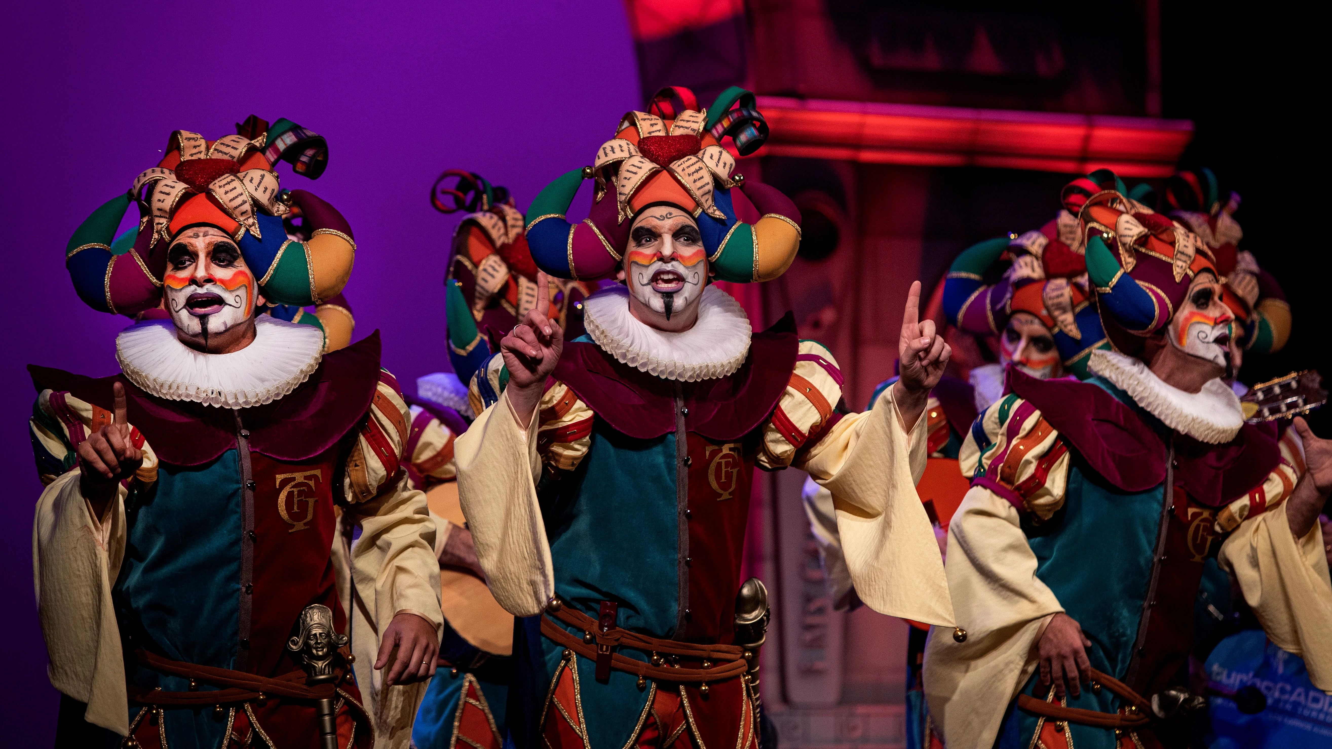 La comparsa &ldquo;&iexcl;Oh capit&aacute;n, my capit&aacute;n!&rdquo;, durante su actuaci&oacute;n en el Gran Teatro Falla en la final del Concurso Oficial de Agrupaciones Carnavalescas de C&aacute;diz (COAC),