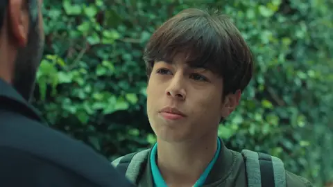 Ali se presenta en casa de Aras y le hace una dura advertencia: “No voy a permitir que nadie haga daño a mi madre” Parece que a Ali no le gusta demasiado que su madre haya empezado una relación con Aras.