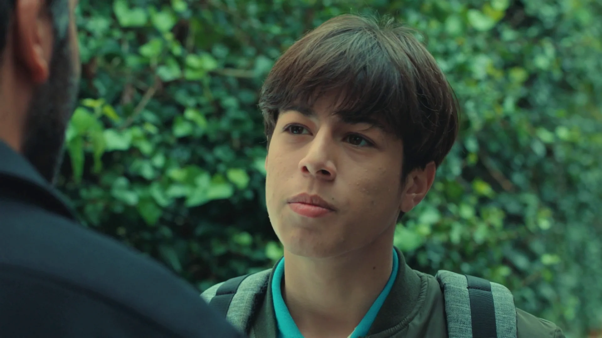 Ali se presenta en casa de Aras y le hace una dura advertencia: “No voy a permitir que nadie haga daño a mi madre” Parece que a Ali no le gusta demasiado que su madre haya empezado una relación con Aras.