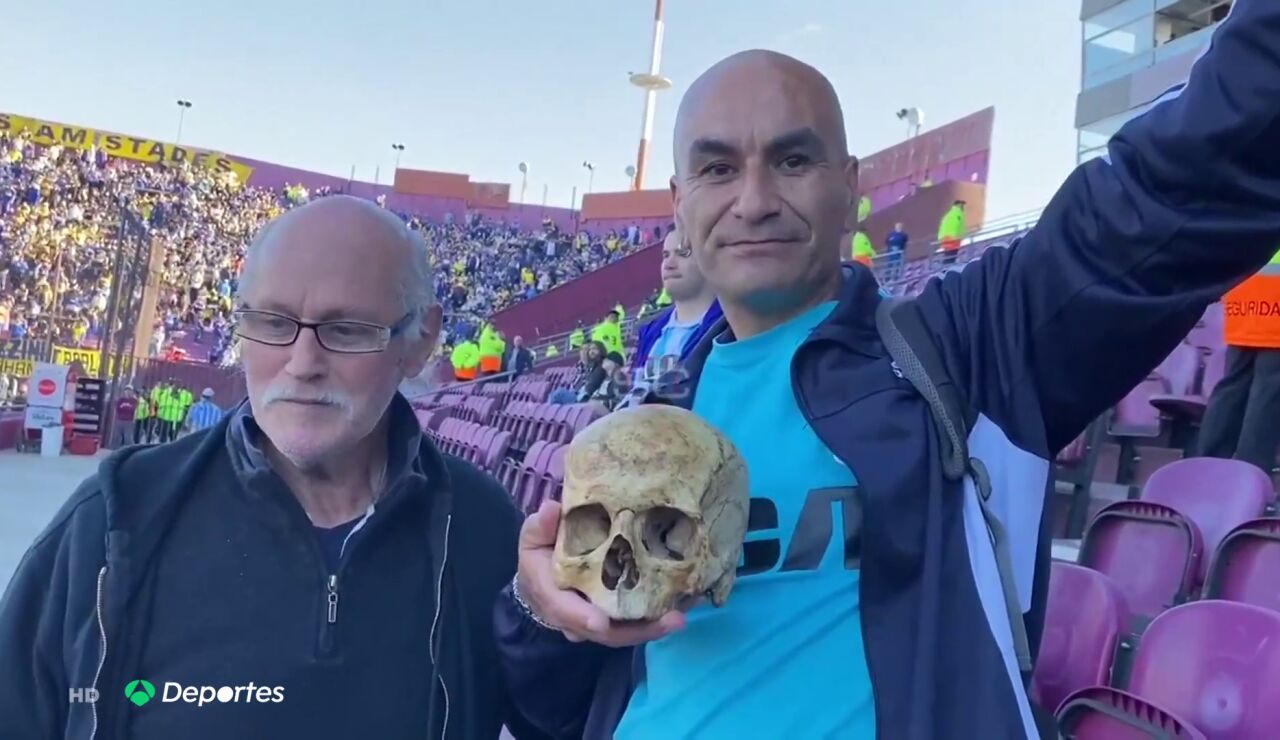 Un hombre lleva la calavera de su abuelo a un partido de fútbol en Argentina para apoyar a su equipo
