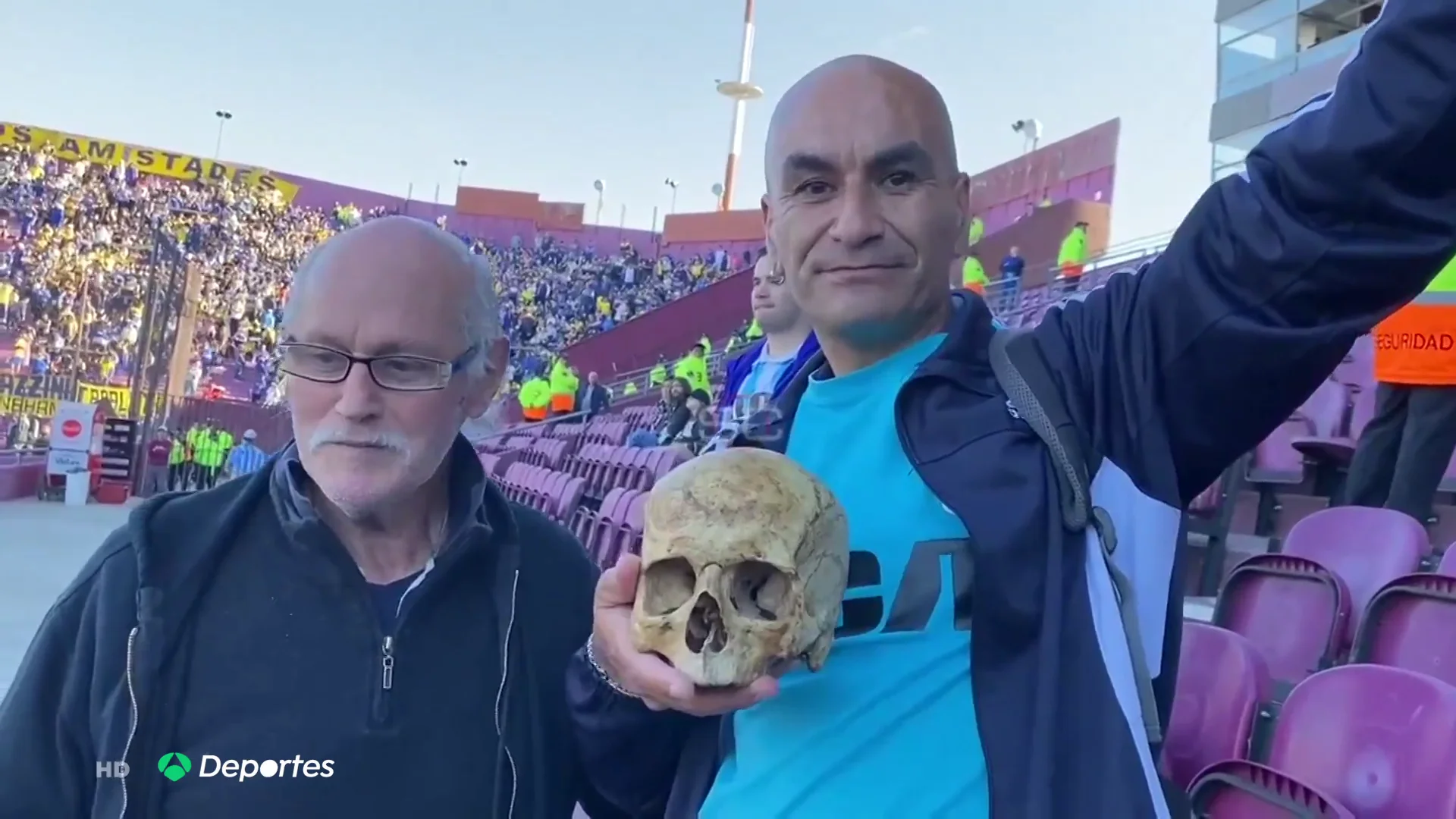 Un hombre lleva la calavera de su abuelo a un partido de f&uacute;tbol en Argentina para apoyar a su equipo