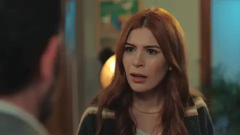 Bahar y Melih, al borde de la ruptura: ¿Conseguirán solucionar sus problemas? Melih está muy molesto con Bahar por lo ocurrido la noche de la fiesta.