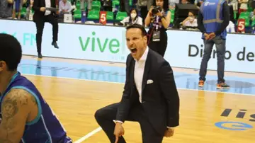 El presidente del San Pablo Burgos obliga a sus jugadores a pedir perdón a la afición de rodillas tras su descenso El presidente del San Pablo Burgos obliga a sus jugadores a pedir perdón a la afición de rodillas tras su descenso