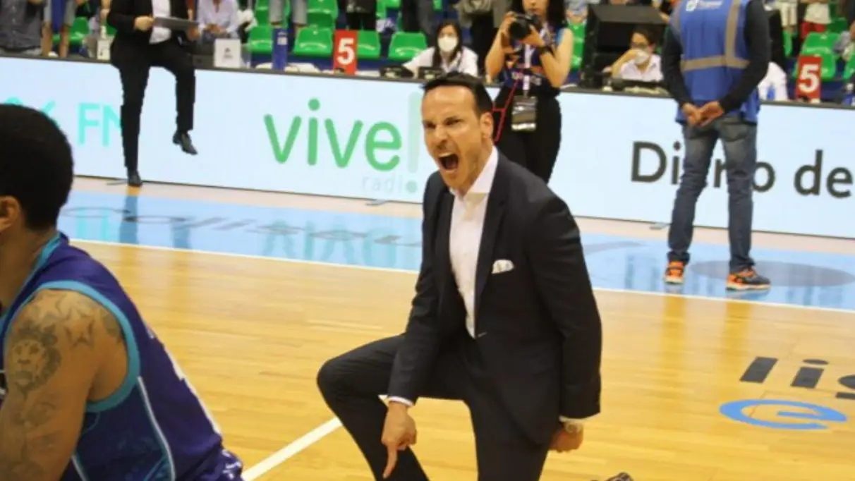 El presidente del San Pablo Burgos obliga a sus jugadores a pedir perdón a la afición de rodillas tras su descenso El presidente del San Pablo Burgos obliga a sus jugadores a pedir perdón a la afición de rodillas tras su descenso