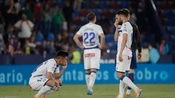 El Alavés desciende, el Sevilla asegura la Champions y Cádiz, Mallorca y Granada se lo jugarán al final El Alavés desciende, el Sevilla asegura la Champions y Cádiz, Mallorca y Granada se lo jugarán al final
