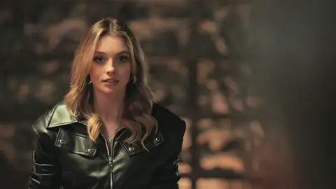 ¡Derin se pone de pie delante de todos y Volkan le pide el divorcio! ( Parece que las sorpresas no han hecho más que empezar. 1_Derin