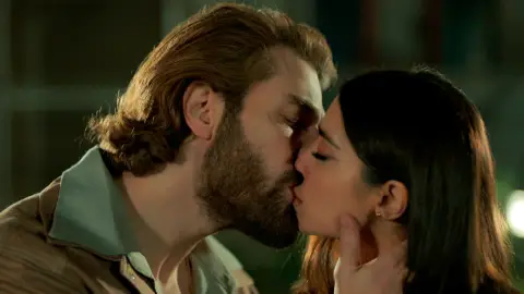 ¡Fikret no puede controlarse y besa a Müjgan! ¡Fikret no puede controlarse y besa a Müjgan!