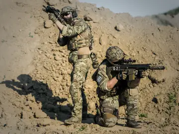 Soldados con armas Soldados con armas