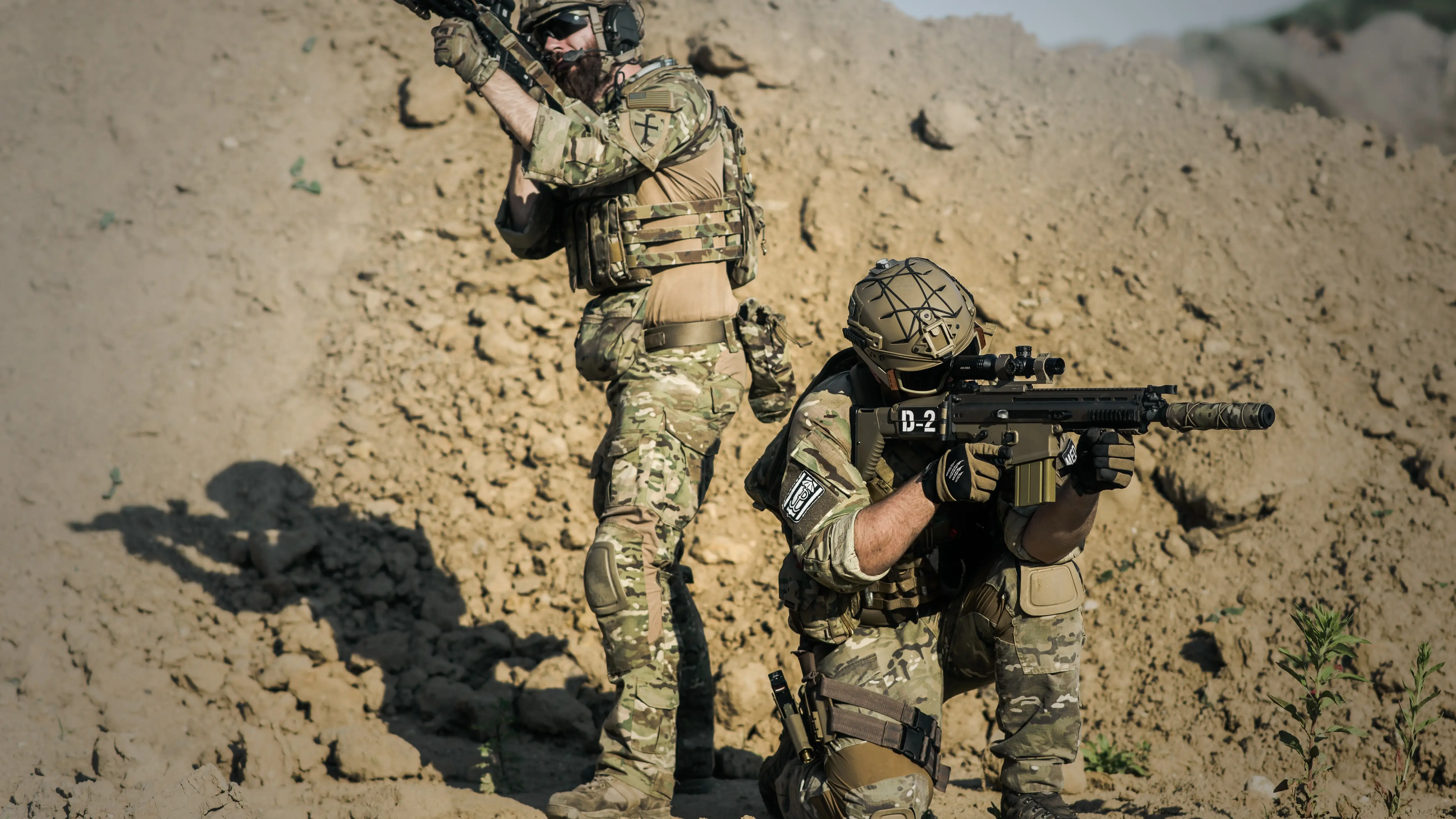 Soldados con armas Soldados con armas