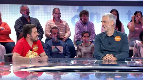 ¡Qué efusivo! Juanma Iturriaga pone a prueba la “compostura física” de Orestes en ‘Pasapalabra’ ¡Qué efusivo! Juanma Iturriaga pone a prueba la “compostura física” de Orestes en ‘Pasapalabra’