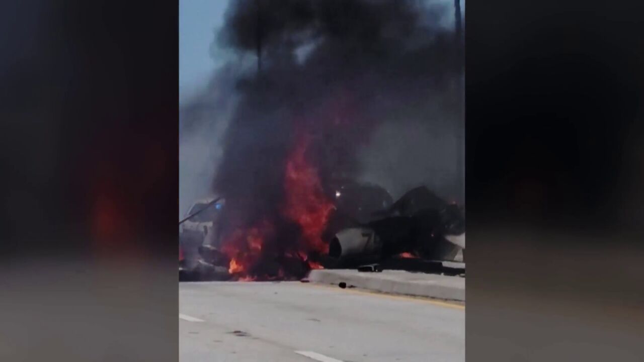 Un muerto y 5 heridos tras estrellarse una avioneta contra un puente en ...