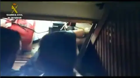 El momento en el que la Guardia Civil rescata a la mujer El momento en el que la Guardia Civil rescata a la mujer