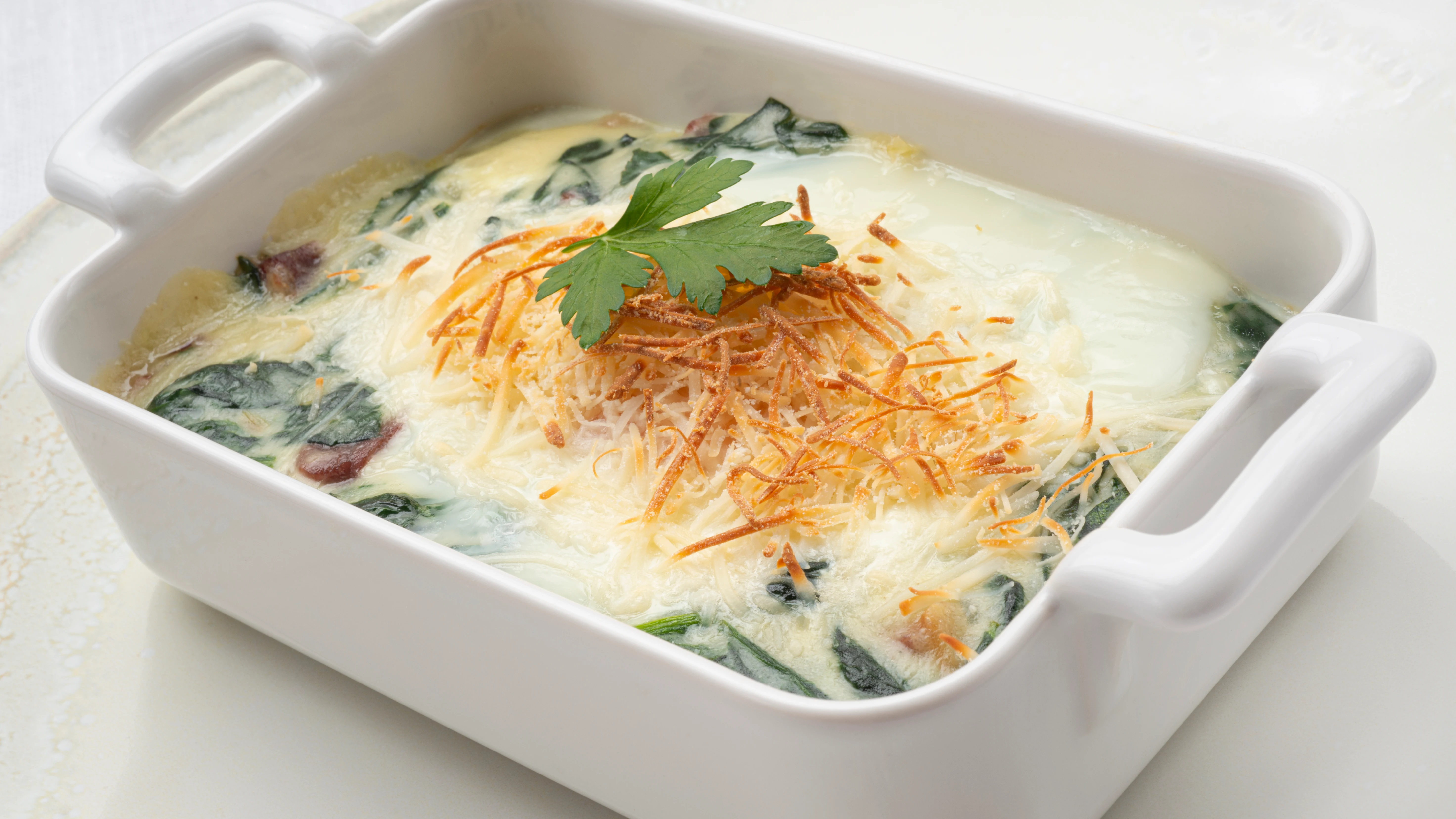 Espinacas con bechamel, jam&oacute;n y huevo