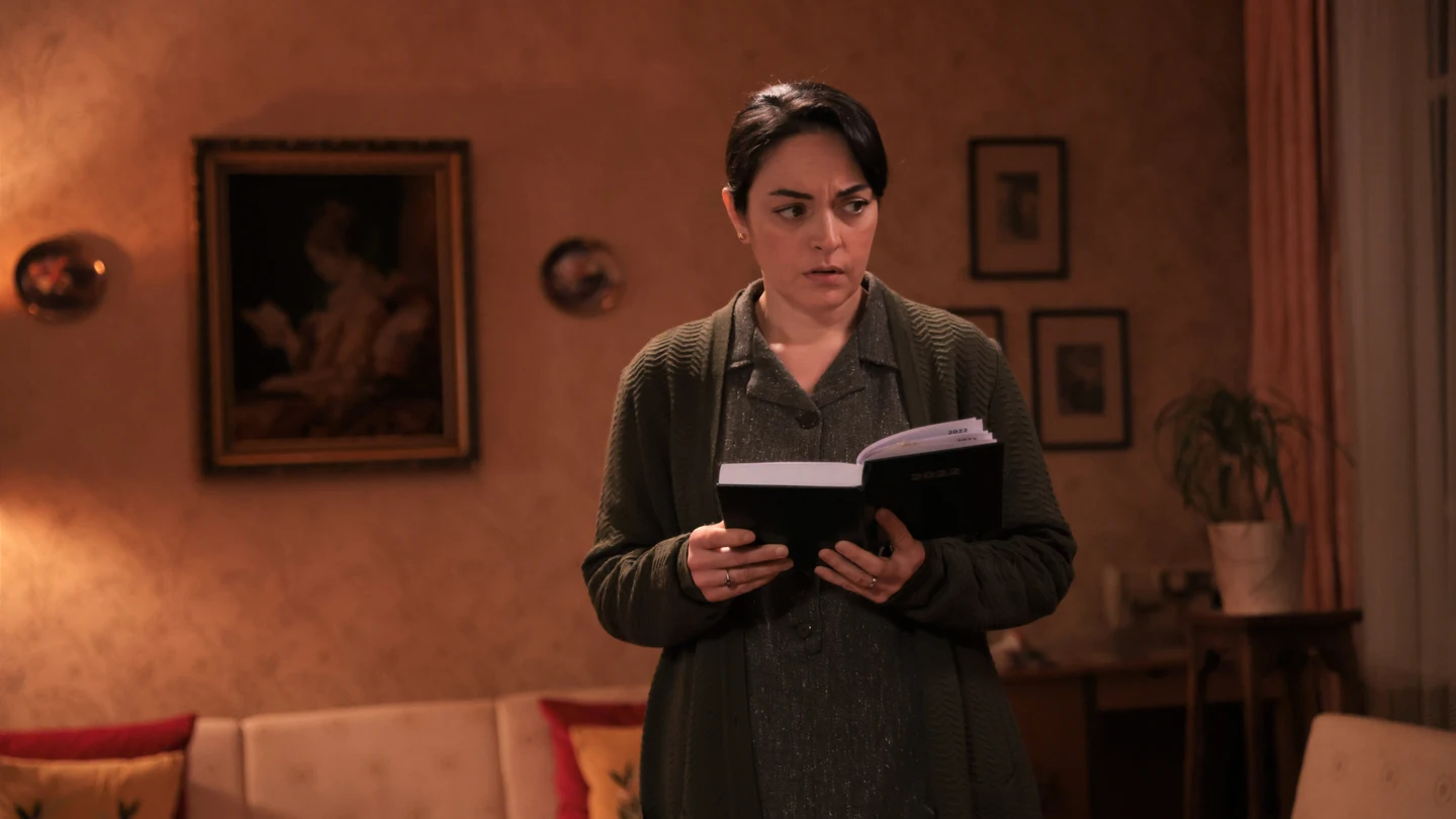 Naci descubre a Safiye leyendo su diario: “Ahora sí que me has decepcionado” Naci descubre a Safiye leyendo su diario: “Ahora sí que me has decepcionado”