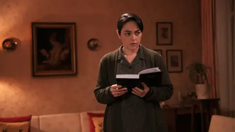 Naci descubre a Safiye leyendo su diario: “Ahora sí que me has decepcionado” Naci descubre a Safiye leyendo su diario: “Ahora sí que me has decepcionado”