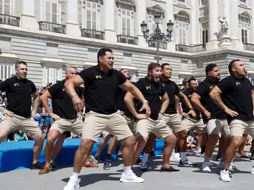 Los All Blacks ejecutan una 'haka' en Madrid Los All Blacks ejecutan una 'haka' en Madrid