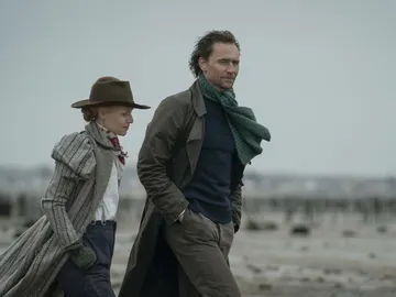 Claire Danes y Tom Hiddleston en 'La serpiente de Essex' Claire Danes y Tom Hiddleston en 'La serpiente de Essex'